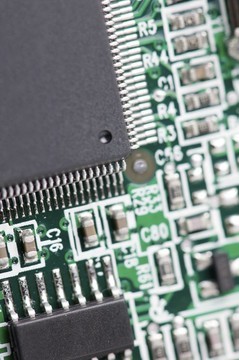 微電路與集成電路 現(xiàn)代電子技術(shù)的基石與演進(jìn)